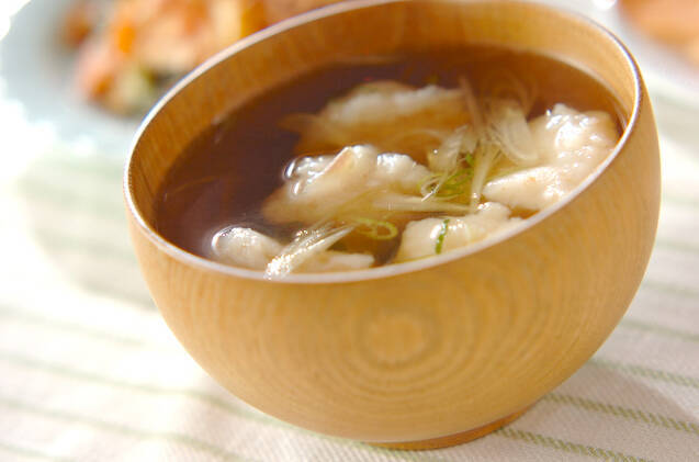 木の茶碗に入ったもちもちレンコンスープ