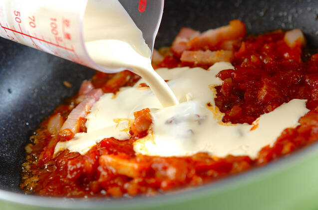 トマトソースでクリームパスタの作り方の手順2