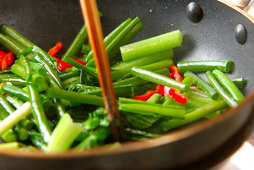 カブの葉のピリ辛炒めの作り方の手順2