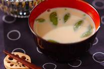 スナップエンドウの豆乳みそ汁