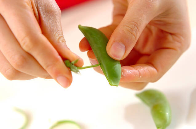 スナップエンドウの豆乳みそ汁の作り方の手順1