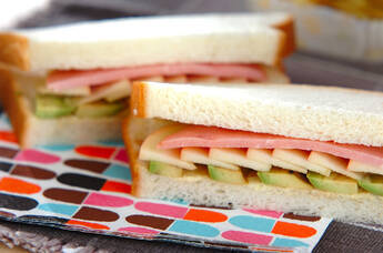 ハムとリンゴのサンドイッチ