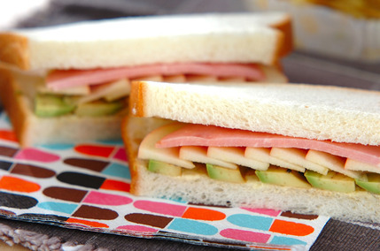 ハムとリンゴのサンドイッチ