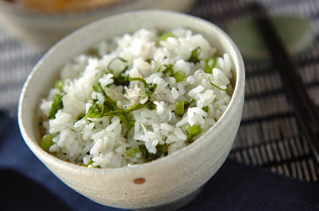 白い茶碗によそった野沢菜とじゃこの混ぜごはん