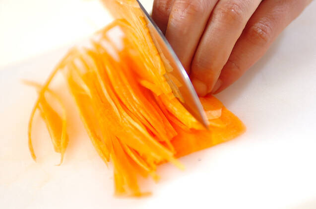 黒ゴマニンジンパスタの作り方の手順1