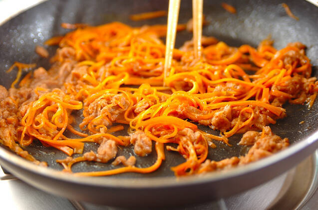 黒ゴマニンジンパスタの作り方の手順4