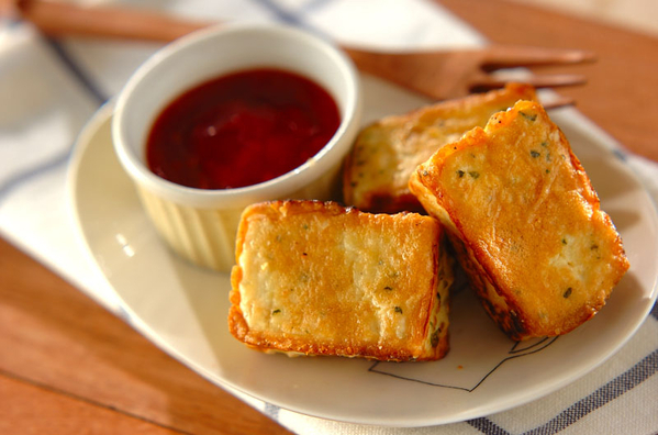 白の皿に盛られた木綿豆腐のピカタ