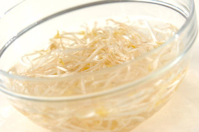 モヤシの赤だしの作り方の手順1