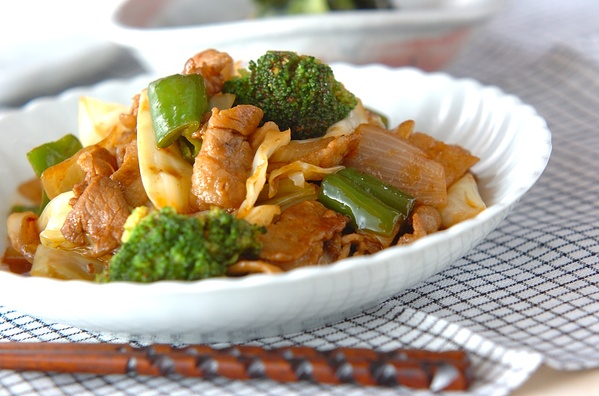 白い皿に盛り付けた豚肉とキャベツの炒め物