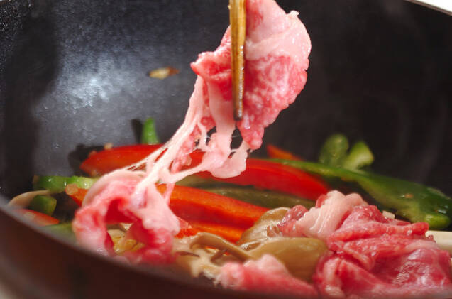 牛肉とマイタケの炒め物の作り方の手順3