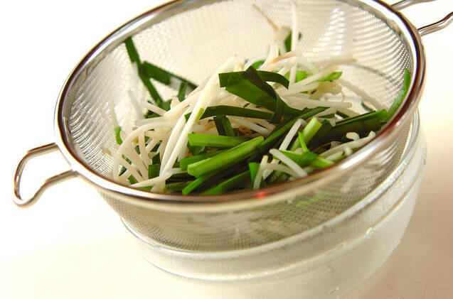 モヤシとニラのおかか和えの作り方の手順3