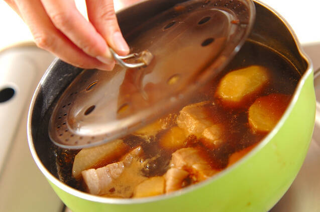里芋と豚の煮物の作り方の手順4