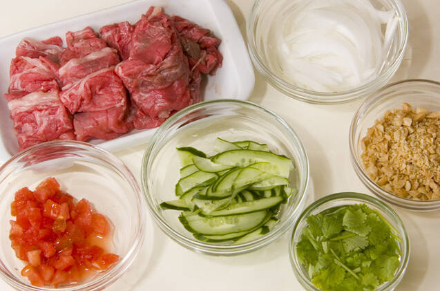 牛肉のエスニック炒め丼の作り方の手順1