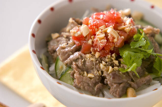 牛肉のエスニック炒め丼