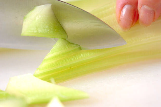 セロリとトマトのサラダの作り方の手順1