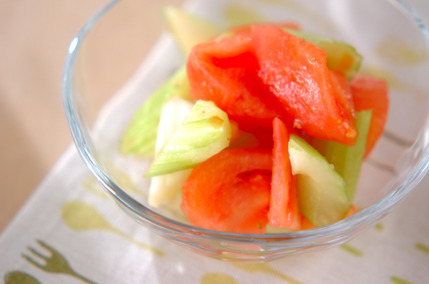 セロリとトマトのサラダ
