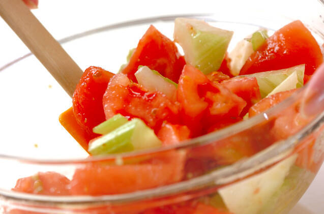 セロリとトマトのサラダの作り方の手順4
