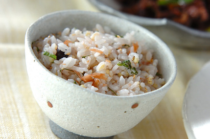 夏にさっぱり！梅しそゴマの混ぜご飯