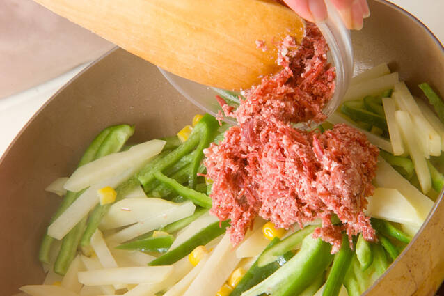 ジャガ＆コンビーフ炒めの作り方の手順3