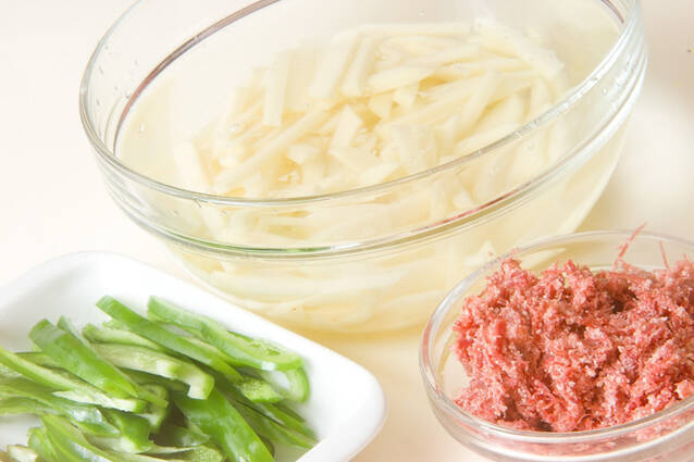 ジャガ＆コンビーフ炒めの作り方の手順1