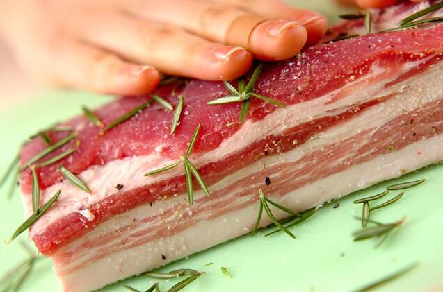 豚バラ肉のハーブ焼きの作り方の手順1