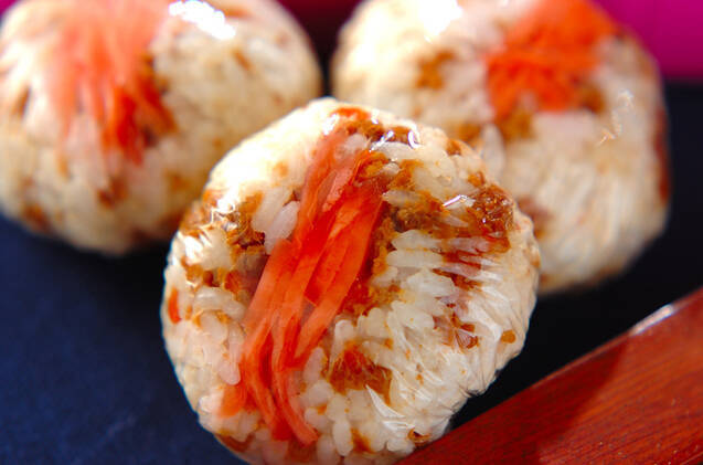 鶏そぼろのまんまるおにぎり