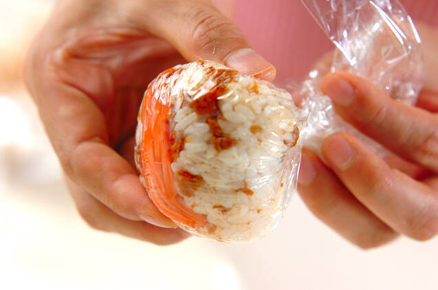 鶏そぼろのまんまるおにぎりの作り方の手順2