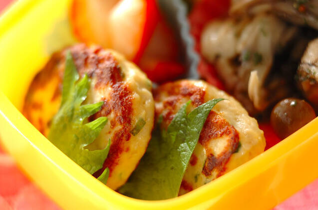 黄色い弁当箱に詰めた絹豆腐と鶏ひき肉のつくね