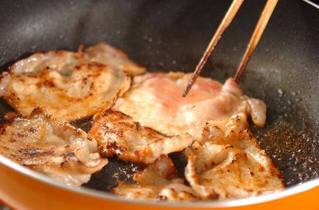 黄金比のタレで！定番の豚肉の生姜焼きの作り方の手順4