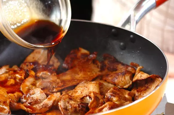 黄金比のタレで！定番の豚肉の生姜焼きの作り方2