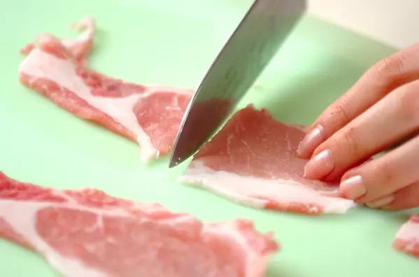 黄金比のタレで！定番の豚肉の生姜焼きの下準備1