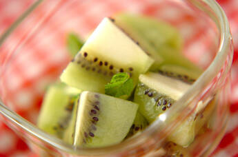 キウイのミントシロップ漬け