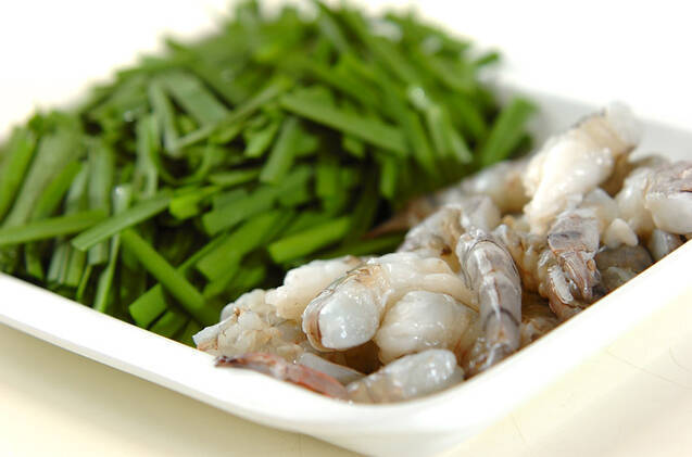 エビとニラの炒め物の作り方の手順1