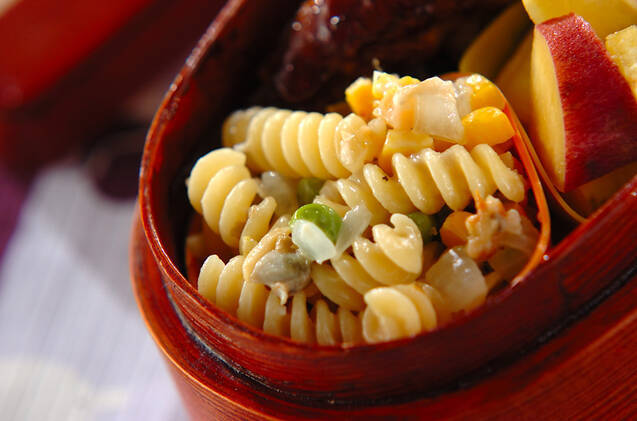 弁当箱に入れた クラムチャウダースープパスタ