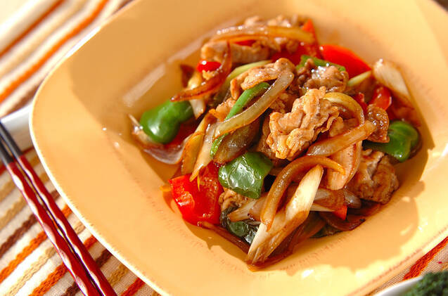 ベージュの皿に入った豚肉のウスターソース炒め