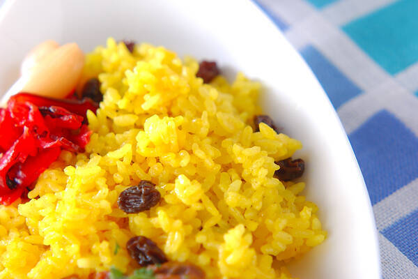 白い器に盛られたレーズンバターライス