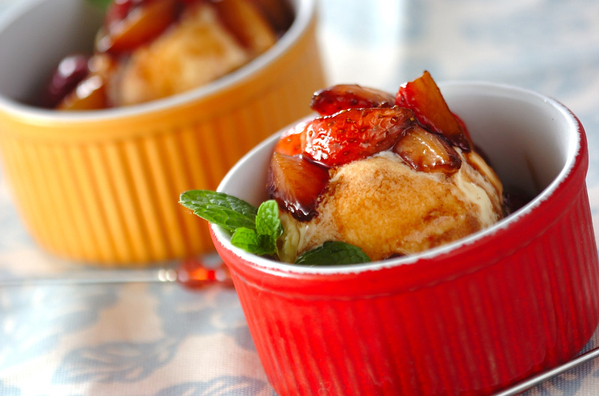 赤と黄色のココットに盛り付けたバルサミコ酢ソースのアイスいちご添え