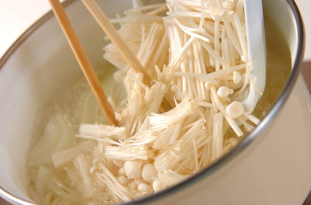 エノキと玉ネギのスープの作り方の手順3
