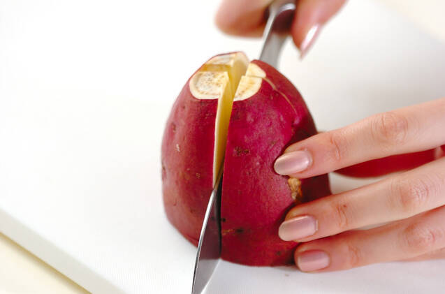 サツマイモのみそ汁の作り方の手順1