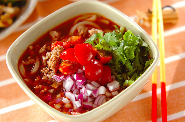 白い四角の皿に盛りつけられたトマトエスニックうどん