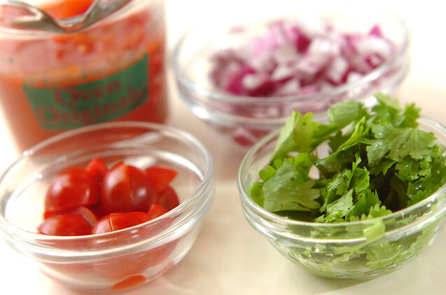 トマトエスニックうどんの作り方の手順1