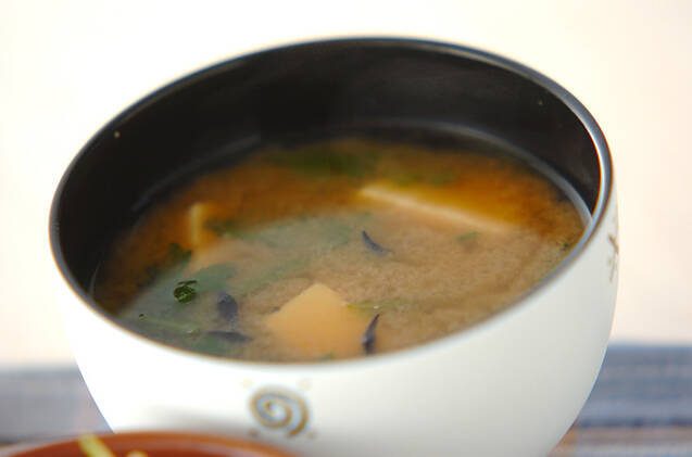 白いお椀によそった春菊とひじきと豆腐の味噌汁