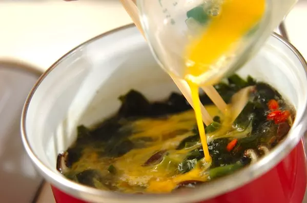 たっぷりワカメと卵のスープの作り方2