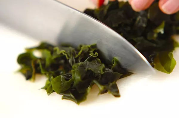 たっぷりワカメと卵のスープの下準備1