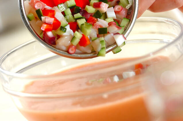 ころころ野菜とシーフードたっぷり！トマトの冷製スープの作り方の手順5