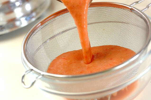 ころころ野菜とシーフードたっぷり！トマトの冷製スープの作り方の手順4