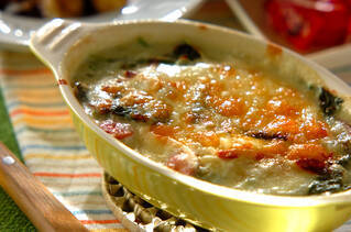 フライパンひとつで！ホウレン草とソーセージの簡単グラタン by 杉本 亜希子さん