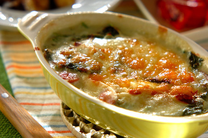 フライパンひとつで！ホウレン草とソーセージの簡単グラタン by 杉本 亜希子さん