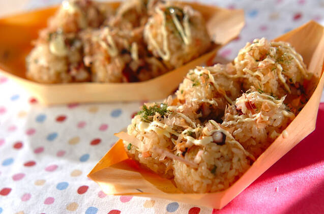 経木に盛り付けたたこ焼き風ひとくちおにぎり