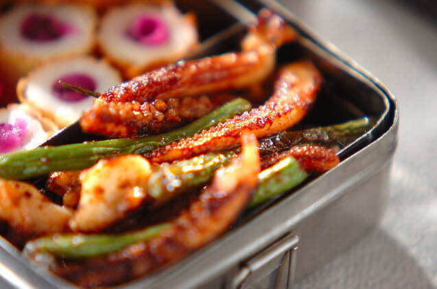 お弁当箱に入った、いかげそとさやいんげんのマヨ七味炒め